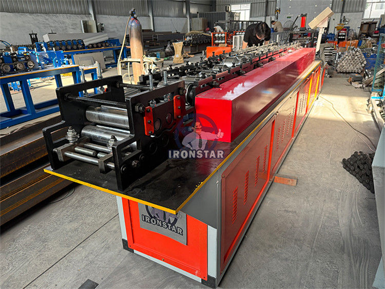 100mm sandwich rolling shutter door roll forming machine in Saudi Arabia olling shutter strip making machine