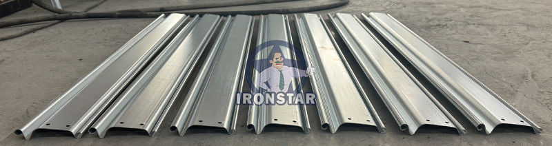 Rolling shutter door roll forming machine for America rolling shutter strip making machine