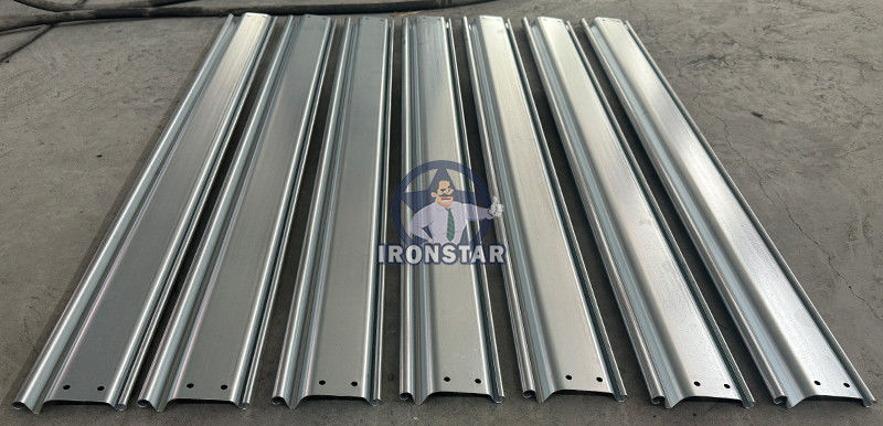 Rolling shutter door roll forming machine for America rolling shutter strip making machine