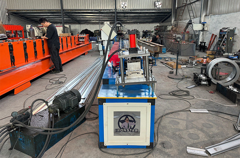 102mm rolling shutter door roll forming machine with 150mm width material in Dominican