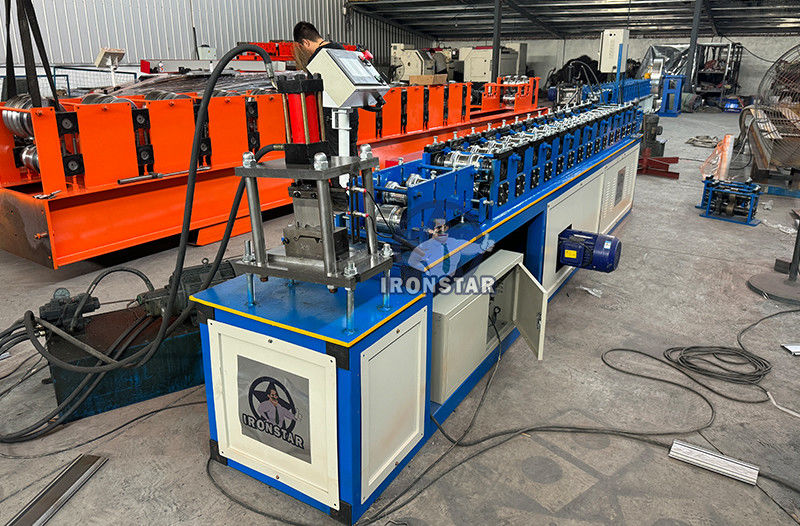 102mm rolling shutter door roll forming machine with 150mm width material in Dominican